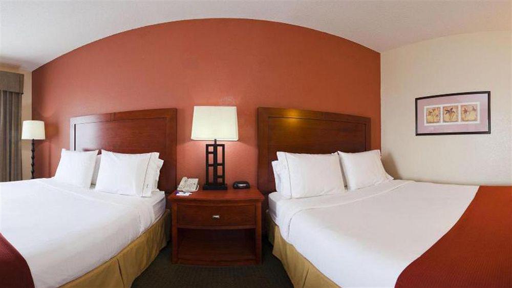 Holiday Inn Express Hotel & Suites Bedford By Ihg Экстерьер фото