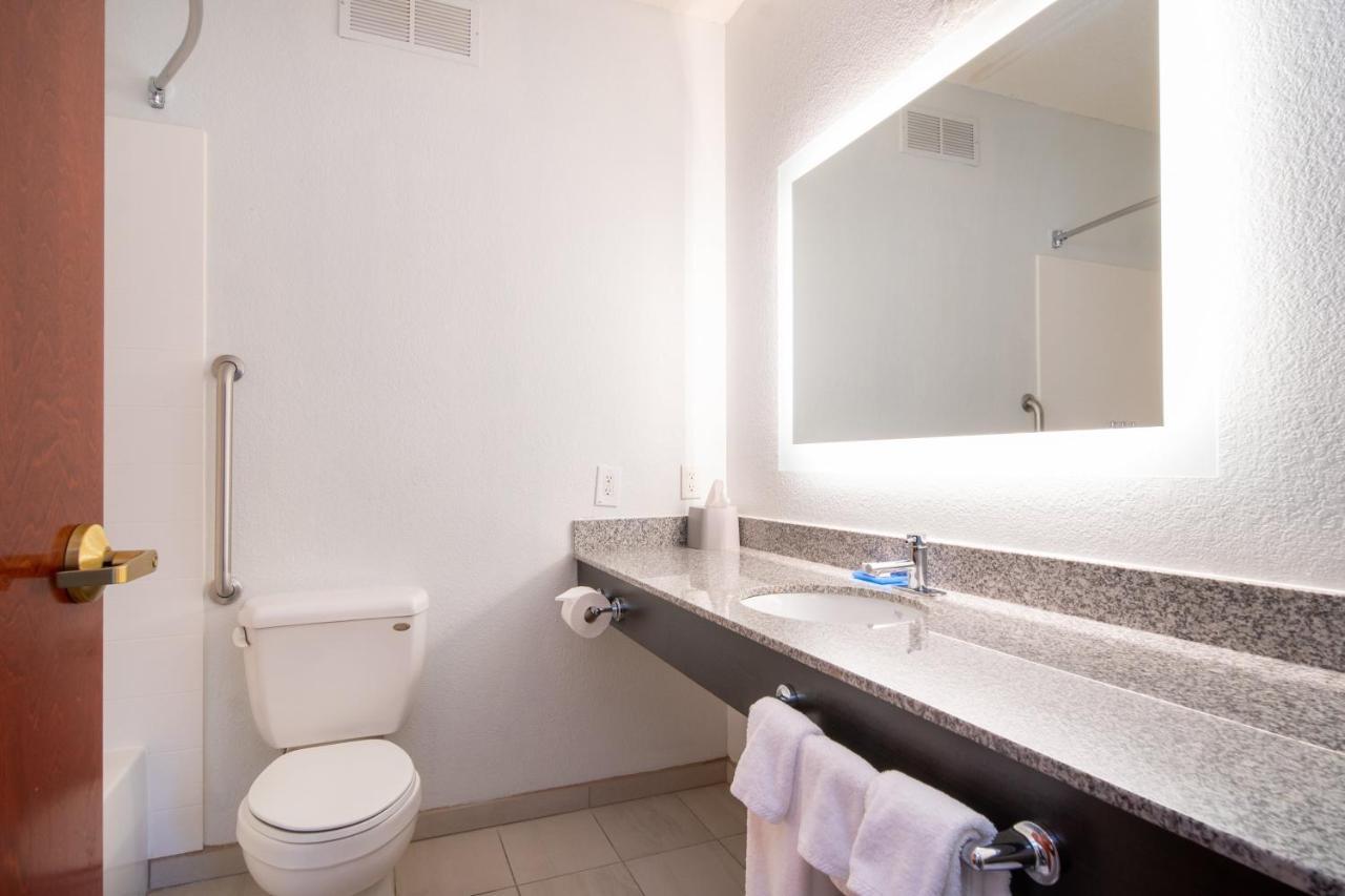 Holiday Inn Express Hotel & Suites Bedford By Ihg Экстерьер фото