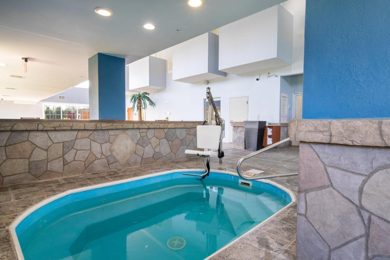 Holiday Inn Express Hotel & Suites Bedford By Ihg Экстерьер фото