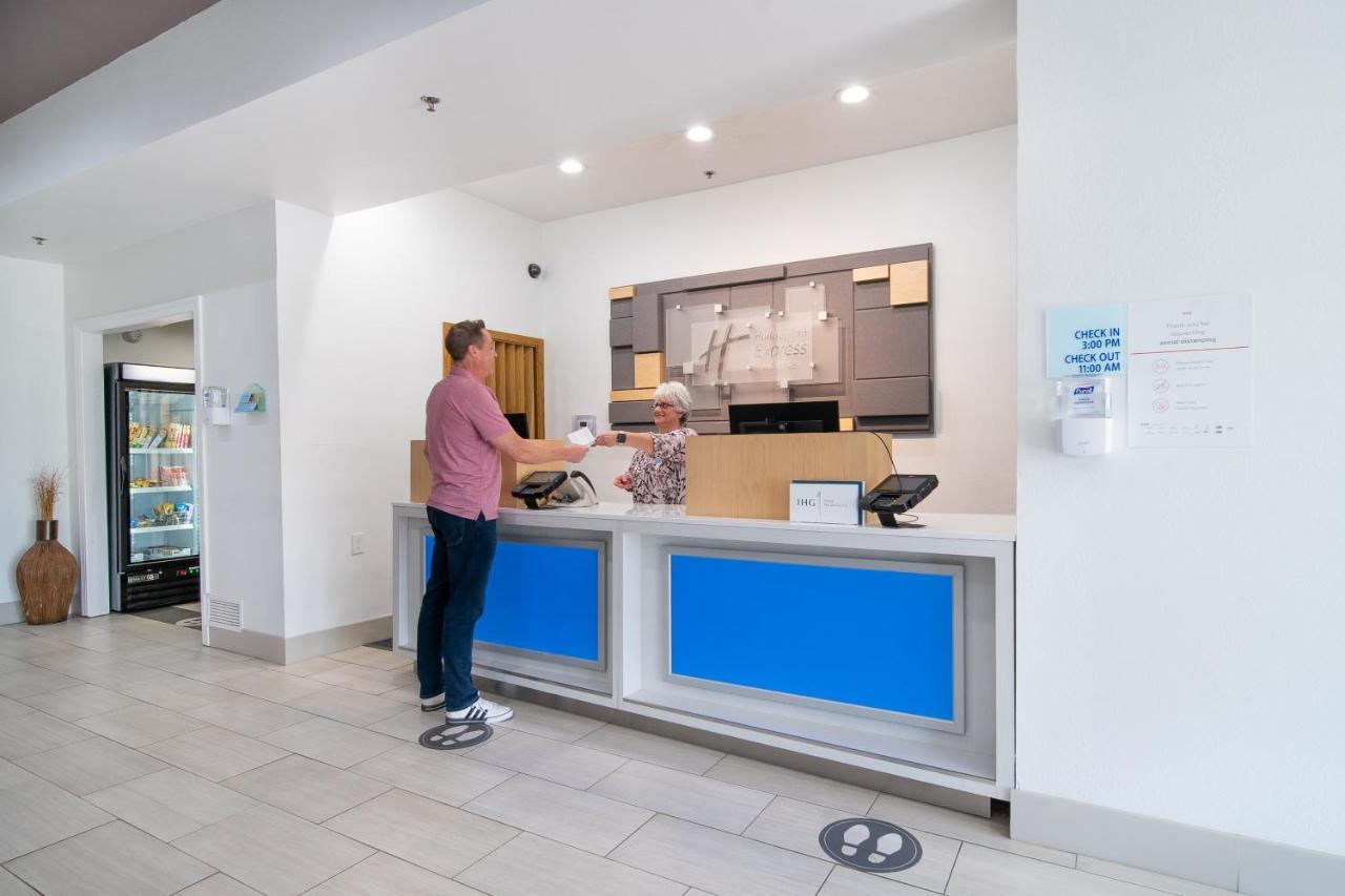 Holiday Inn Express Hotel & Suites Bedford By Ihg Экстерьер фото