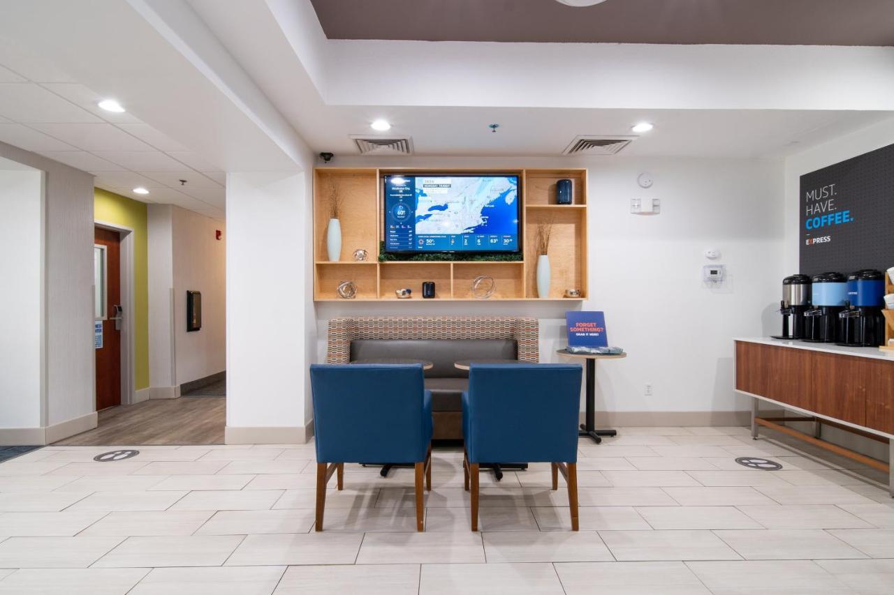 Holiday Inn Express Hotel & Suites Bedford By Ihg Экстерьер фото
