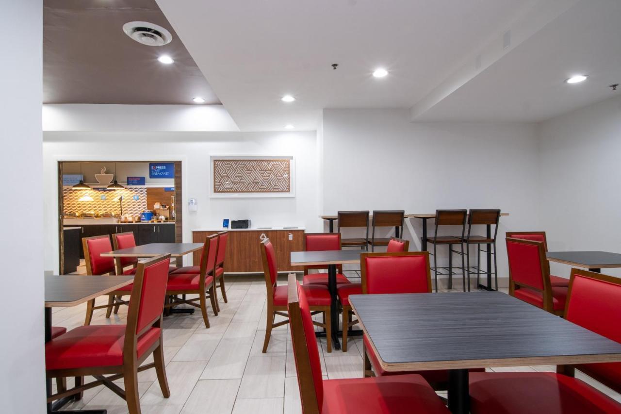 Holiday Inn Express Hotel & Suites Bedford By Ihg Экстерьер фото