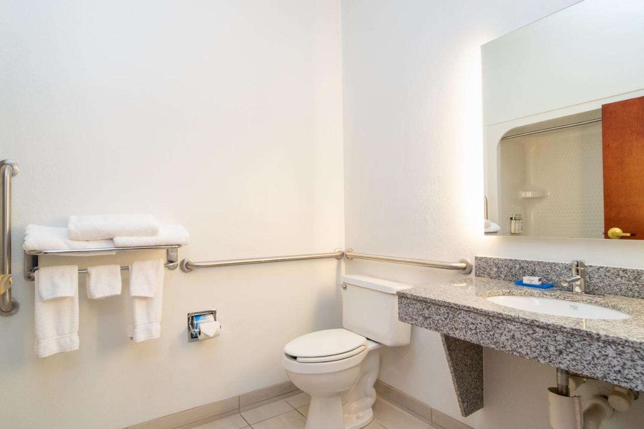 Holiday Inn Express Hotel & Suites Bedford By Ihg Экстерьер фото