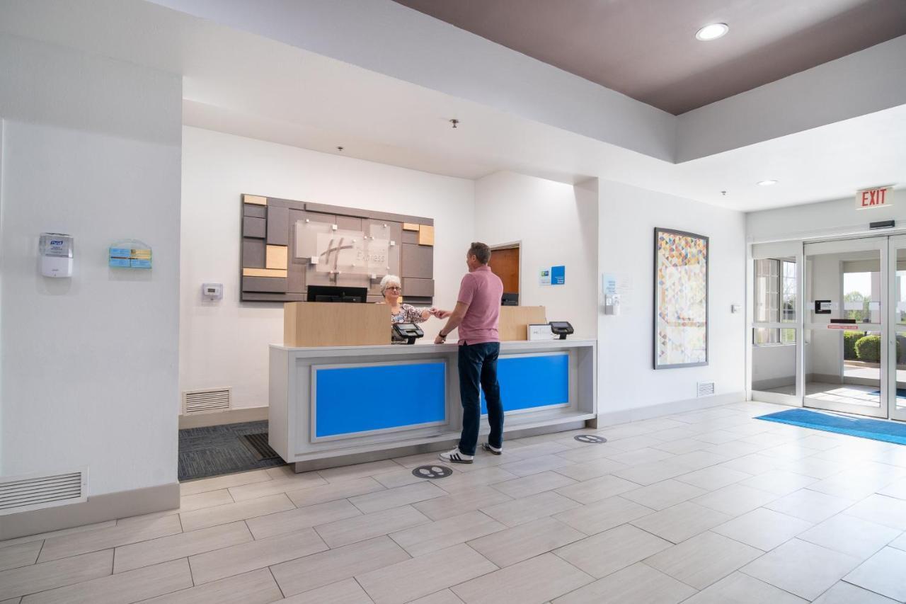 Holiday Inn Express Hotel & Suites Bedford By Ihg Экстерьер фото