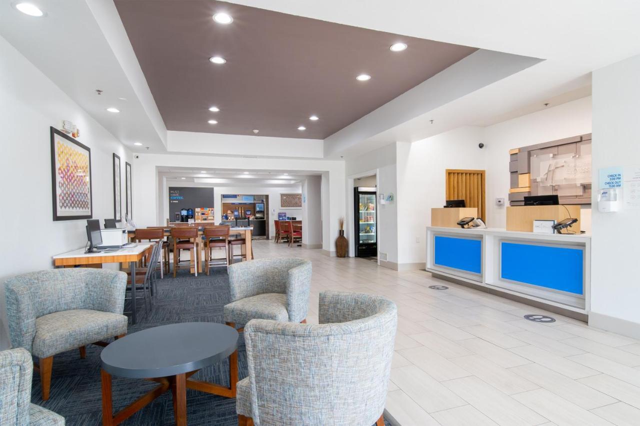 Holiday Inn Express Hotel & Suites Bedford By Ihg Экстерьер фото