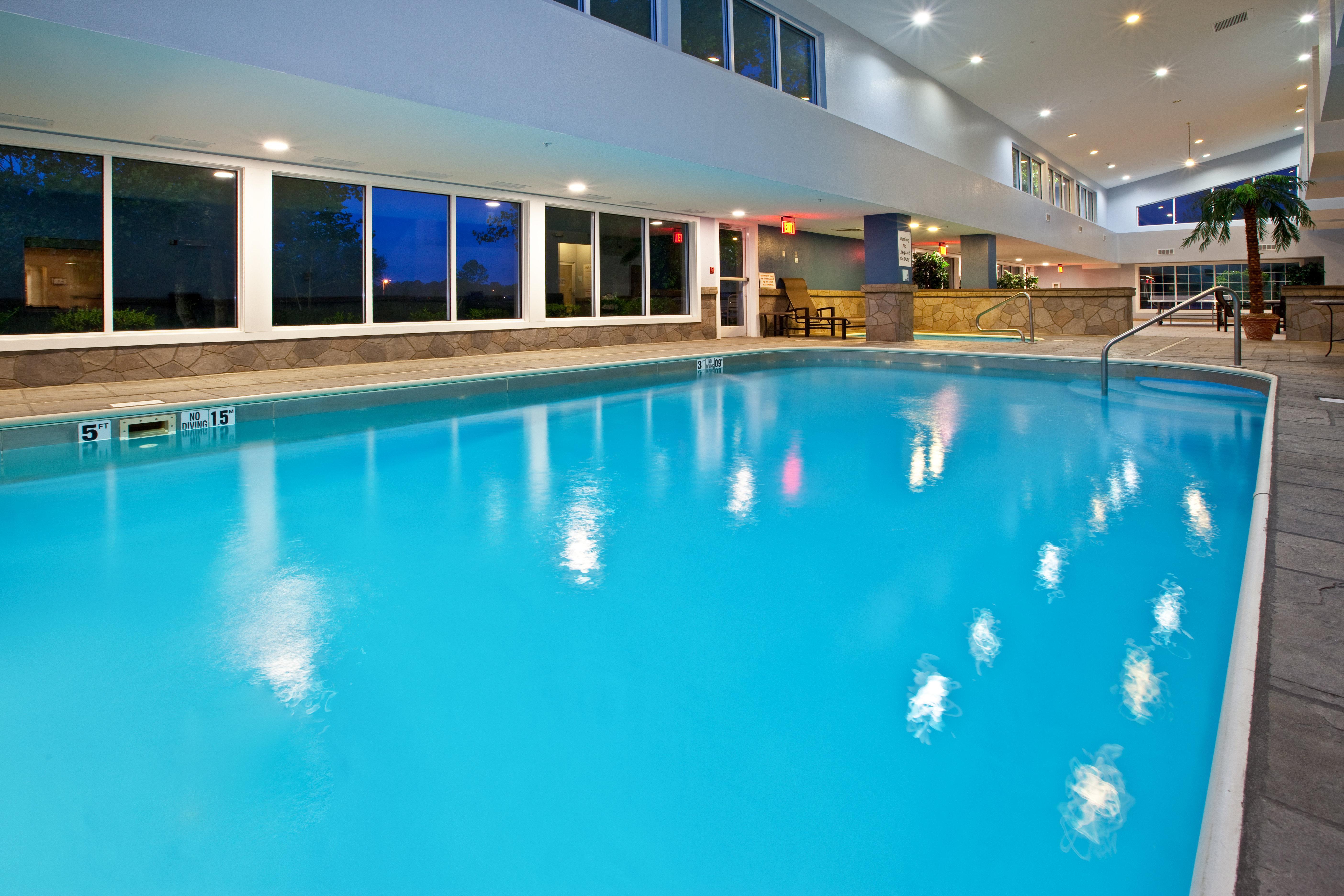 Holiday Inn Express Hotel & Suites Bedford By Ihg Экстерьер фото