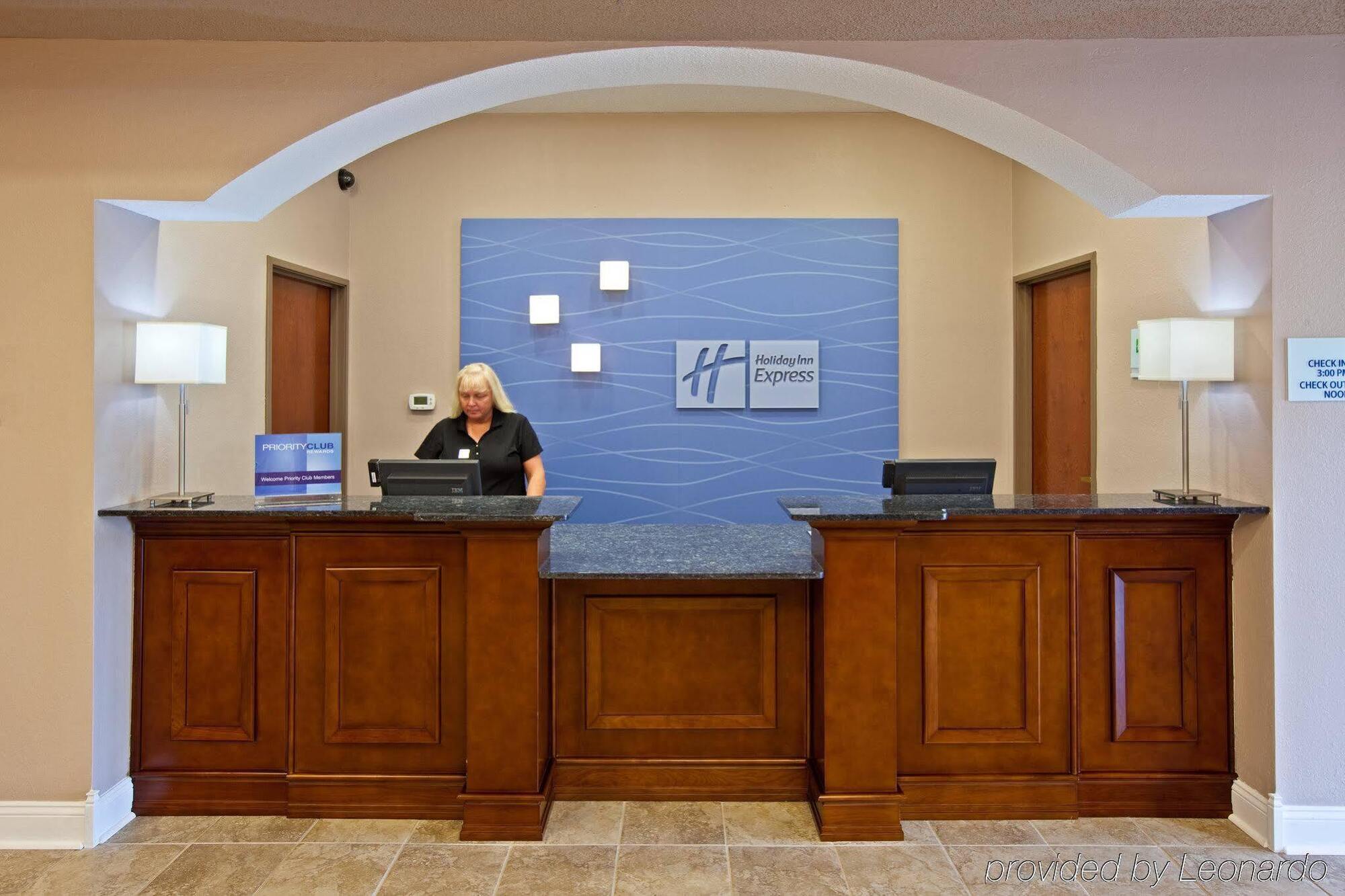 Holiday Inn Express Hotel & Suites Bedford By Ihg Экстерьер фото